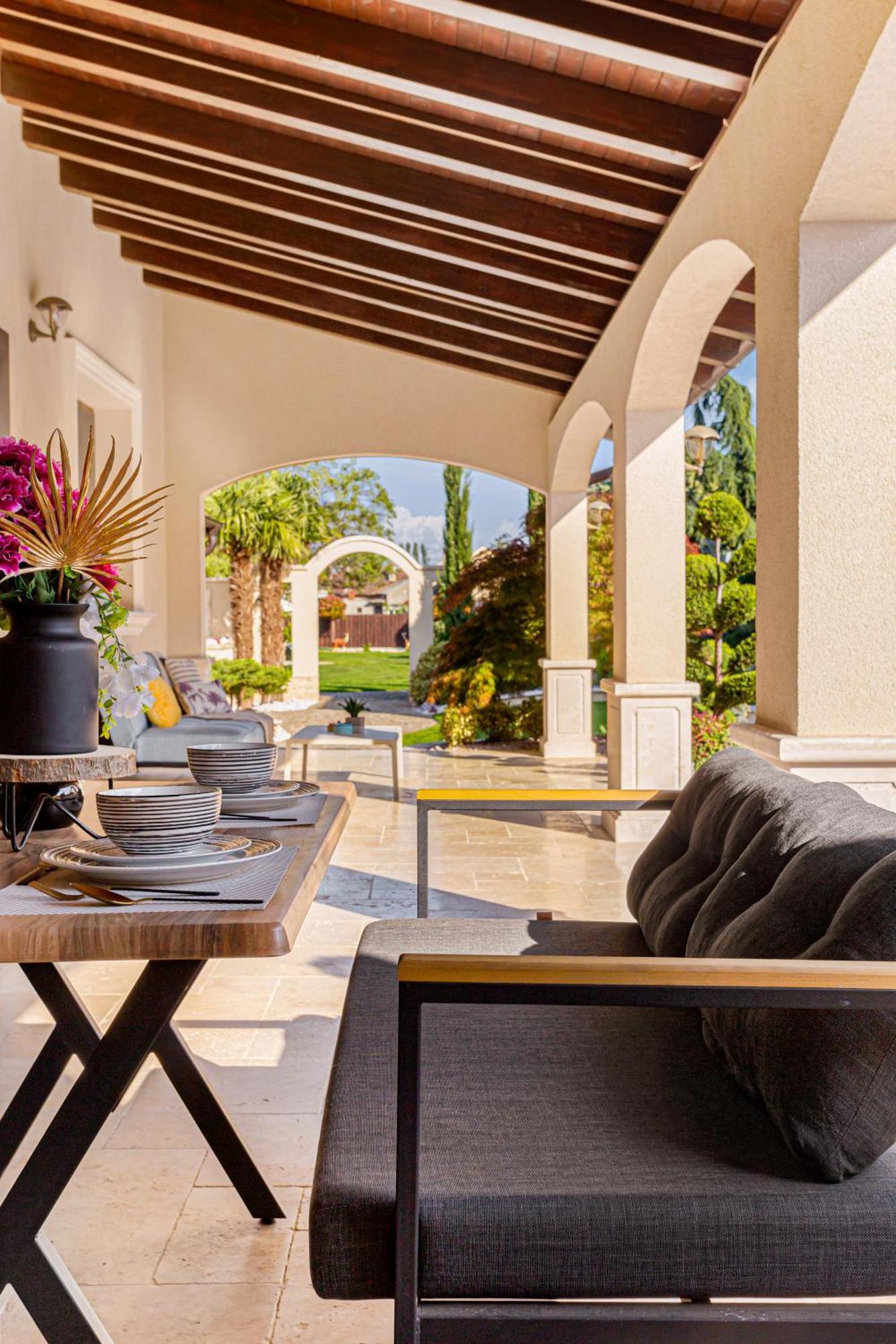 Sika Royal Garden & Spa Central Apartment Arad Exterior foto